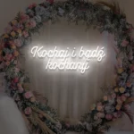 Napis LED Kochaj i bądź kochany