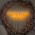 Napis LED Kochaj i bądź kochany
