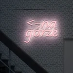 Napis neonowy Na górze