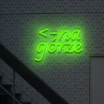 Napis neonowy Na górze