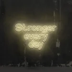 Napis neonowy Stronger Every Day