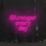 Napis neonowy Stronger Every Day