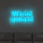 Neonowy napis Wśród gwiazd