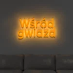Neonowy napis Wśród gwiazd