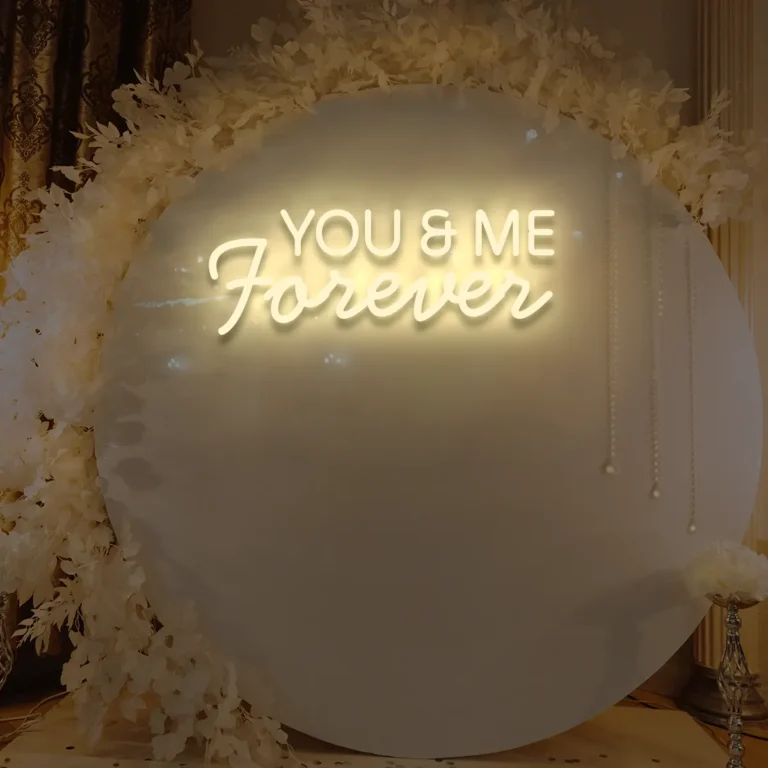 Neonowy napis You&Me Forever