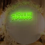 Neonowy napis You&Me Forever