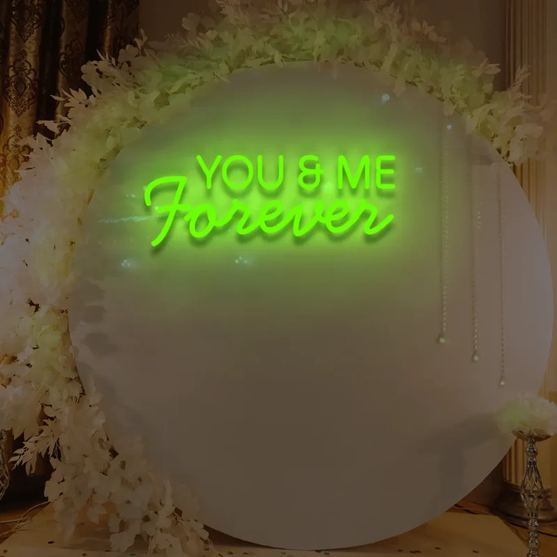 Neonowy napis You&Me Forever