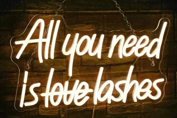 napis-neon-all-you-need-is-love-lashes-salon-urody