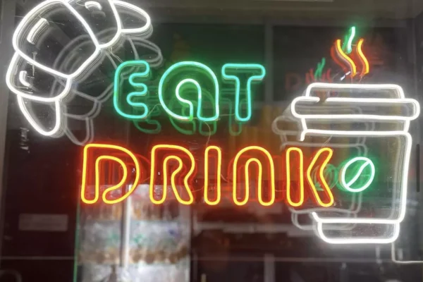 neon-eat-drink-kawa-croissant-reklama-kawiarni